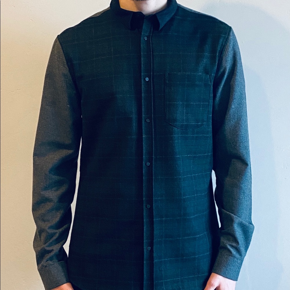 Two-Toned Modern Black Men’s Buttondown (M)